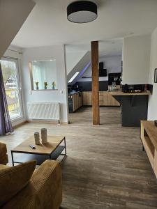 una sala de estar con un sofá y una mesa en Pro Home Mara, en Bad Oeynhausen