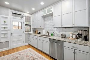 Η κουζίνα ή μικρή κουζίνα στο Elegant 3BR Oasis in Dundee Close to Downtown