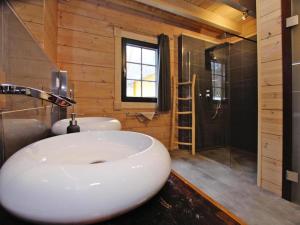Un baño con lavabo blanco y ducha. en Ferienhaus, Schierke, en Schierke 8 fotos más