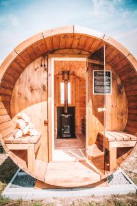 a circular wooden sauna with a sign on it at CRASH'NSTAY - Juffrouw Jansen in Hooge Vaart