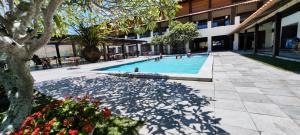 ein Swimmingpool mitten in einem Gebäude in der Unterkunft Flat Condomínio Monte Castelo - Gravatá PE in Recife + 29 Fotos