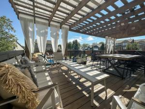 Balkón nebo terasa v ubytování Relax in Style 5BR Home Hot Tub & Games