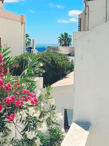 une vue depuis un balcon d'un immeuble avec des fleurs dans l'établissement LE LOGIS, Appartement au pied de la plage, à Port-la-Nouvelle