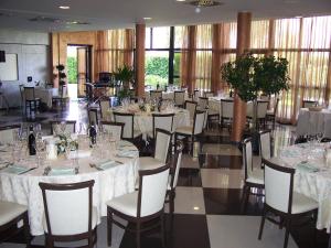 A restaurant or other place to eat at Hotel Brindor Még 22 kép