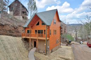 Gallery image of Honeybear Hideaways - Luxury and Spacious Cabin in Smoky Mountain with Indoor Pool, Hot Tub and Game Room in Pigeon Forge