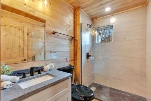 Gallery image of Honeybear Hideaways - Luxury and Spacious Cabin in Smoky Mountain with Indoor Pool, Hot Tub and Game Room in Pigeon Forge