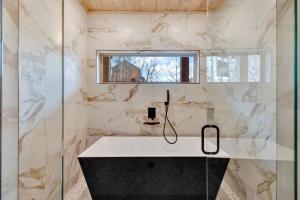 Gallery image of Honeybear Hideaways - Luxury and Spacious Cabin in Smoky Mountain with Indoor Pool, Hot Tub and Game Room in Pigeon Forge