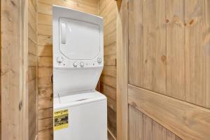Gallery image of Honeybear Hideaways - Luxury and Spacious Cabin in Smoky Mountain with Indoor Pool, Hot Tub and Game Room in Pigeon Forge +24 photos