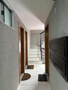 un pasillo con escaleras y una escalera en apartamento recreio 5 min da praia, en Río de Janeiro