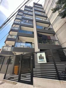 un edificio alto con una puerta delante en apartamento recreio 5 min da praia, en Río de Janeiro