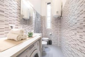 Koupelna v ubytování Bilocale moderno Isola-Garibaldi, 4 posti, WiFi veloce, Metro a 2 minuti + 24 fotografií