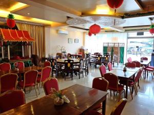 公主港A＆A广场酒店的餐厅拥有木制桌椅和红色的装饰