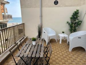 Balkón nebo terasa v ubytování Seaside two-room apartment