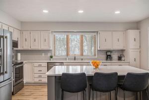 Gallery image of Elegant 4BR Getaway Your Dream Luxury Retreat in Millard