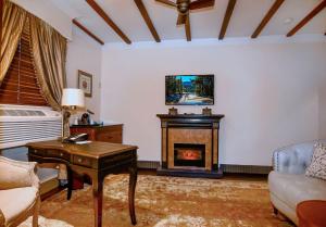 a living room with a fireplace and a couch at Brand Plaza Hotel in Glendale