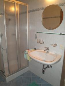 キルヒベルク・イン・チロルにあるHagauhofのバスルーム(シンク、シャワー付)