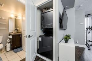 Imagen de la galería de Urban Oasis - Modern 1 bedroom w pool access free parking, en Toronto