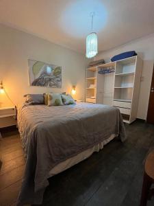 Ένα ή περισσότερα κρεβάτια σε δωμάτιο στο PARANA EDIFICIO CENTURIA Departamento