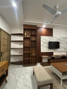 Μια τηλεόραση ή/και κέντρο ψυχαγωγίας στο lake facing 1 bed furnished flat