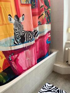 einem Duschvorhang mit Zebra-Kopf im Bad in der Unterkunft hello&welcome Dresden City-Apartment in Dresden + 5 Fotos