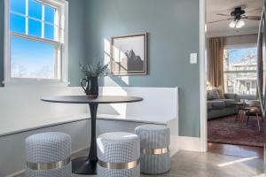 Χώρος καθιστικού στο Charming Benson Home Fenced Yard & BBQ
