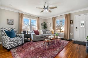 Χώρος καθιστικού στο Charming Benson Home Fenced Yard & BBQ