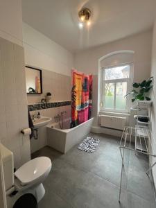 ein Badezimmer mit Badewanne, Toilette und Waschbecken in der Unterkunft hello&welcome Dresden City-Apartment in Dresden