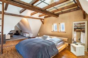 a bedroom with a large bed in a attic at Studiowohnung im preisgekrönten Denkmal in Groß-Umstadt in Groß-Umstadt