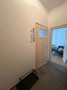 ein leeres Zimmer mit einer Tür und einem Fenster in der Unterkunft hello&welcome Dresden City-Apartment in Dresden