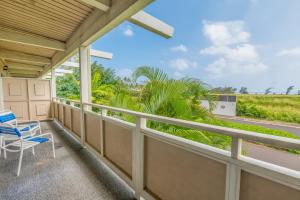 Plantation Hale w/pool next to Coconut Marketplace in Kapaa (J15)的阳台或露台