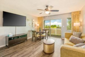 卡帕阿Plantation Hale w/pool next to Coconut Marketplace in Kapaa (J15)的带沙发和桌子的客厅