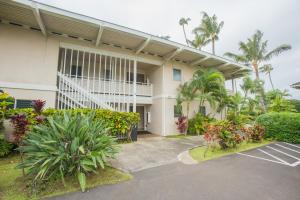 卡帕阿Plantation Hale w/pool next to Coconut Marketplace in Kapaa (J15)的一栋前面有停车场的建筑物
