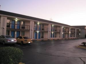 un estacionamiento frente a un hotel en Bestway Inn, en Rock Hill