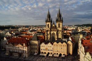 Nespecifikovaný výhled na destinaci Praha nebo výhled na město při pohledu z apartmánu
