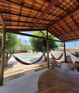 un patio con 2 amache e una piscina di Casa na praça de BG - 200 metros da praia a Barra Grande
