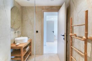 リメナリアにあるAnasa Thalassasの洗面台とシャワー付きのバスルーム +99枚の写真