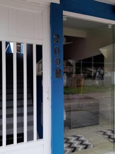 ウバトゥバにあるSuites Familia Otavianoの数字の2が書かれたガラスのドア