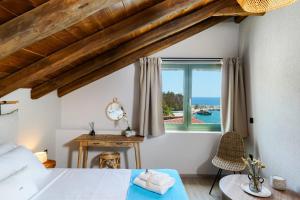 リメナリアにあるAnasa Thalassasのベッドがあり海が見える寝室