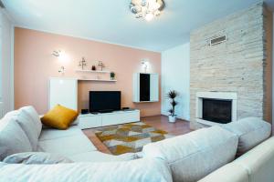 TV a/nebo společenská místnost v ubytování Holiday home in Šušnjevica with swimming pool