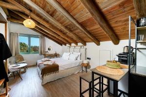 リメナリアにあるAnasa Thalassasの大きなベッドとテーブルのある寝室