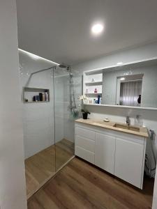 Ένα μπάνιο στο Apartamento de Luxo -T2