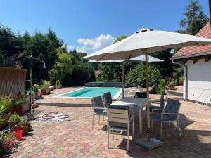 Bazén v ubytovaní Spacious 3 bedroom house with heated pool alebo v jeho blízkosti