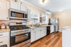 Η κουζίνα ή μικρή κουζίνα στο 7 Mi to Lake Chatuge Creekside Cabin with Decks! +17 φωτογραφίες