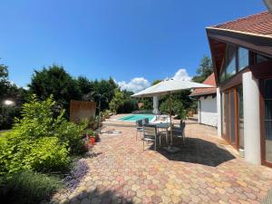 Bazén v ubytovaní Spacious 3 bedroom house with heated pool alebo v jeho blízkosti