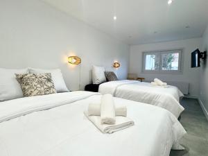 a bedroom with two beds with towels on them at TheLittleHouse - Maison- Jardin in Calais