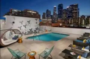 een zwembad bovenop een gebouw met een stad bij Adorable 2bed Apt Balcony & Rooftop Pool D in Los Angeles