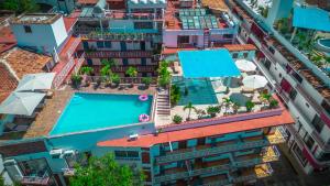 Bazén v ubytování Hotel Encino Malecón Centro Puerto Vallarta nebo v jeho okolí