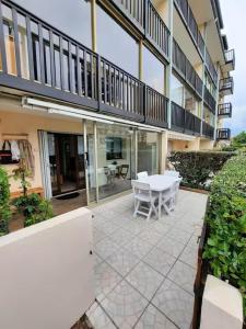 Balkón nebo terasa v ubytování Appartement en rez-de jardin à 50m de la mer!