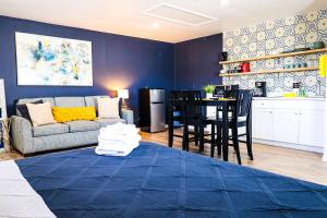 ein Wohnzimmer mit einer Couch und einem Tisch mit Stühlen in der Unterkunft NEW5 LUXURYSTUDIO Nr DISNEY PETSOKprivENTRY in Kissimmee