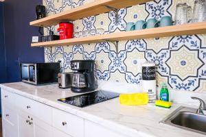 eine Küchentheke mit Mikrowelle und Spüle in der Unterkunft NEW5 LUXURYSTUDIO Nr DISNEY PETSOKprivENTRY in Kissimmee